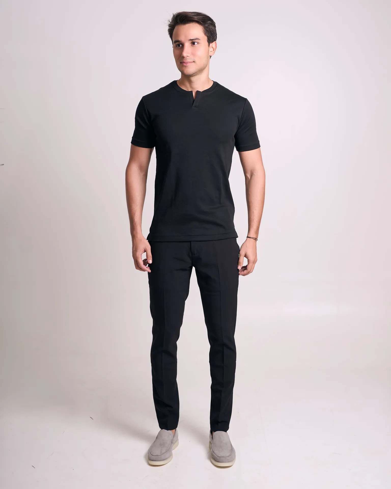 7362346811477-CAMISETA_PIMA_-_GOLA_V_-_PRETO